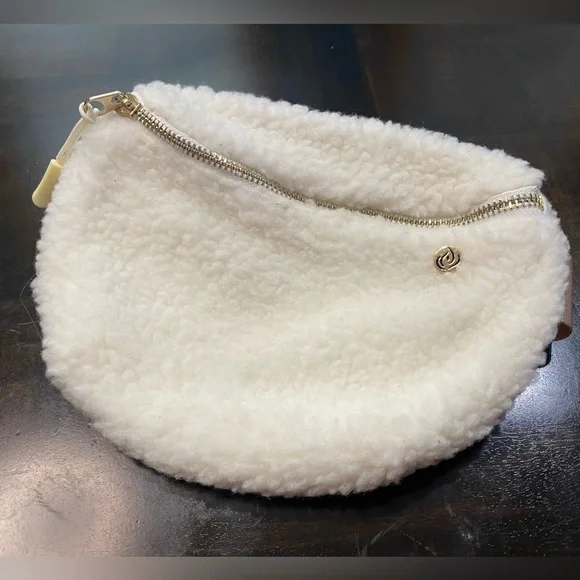 Apana Studio to Street Cozy Sherpa Belt Bag
Brand New with Tag - Picture 2 of 6